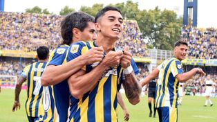 Con el corazón canalla. Lautaro Giaccone festeja el golazo que marcó para abrir el marcador ante Boca. (Foto: Central)