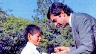 En Salta repartieron un manual escolar con la cara del gobernador