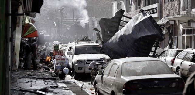 El segundo ataque suicida con un coche bomba se perpetró contra un hotel. Los datos sobre muertos y heridos aún son parciales, pero hay al menos 60 fallecidos. 