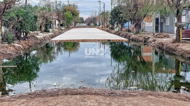 Los vecinos de barrio San José conviven con el agua estancada producto de una obra de asfalto inconclusa.