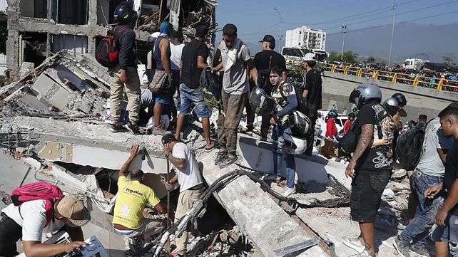 Fuerte terremoto de magnitud 7,4 sacude a Colombia: al menos 73 muertos