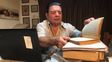 El médico Carlos Alonso lleva un registro de los pacientes a los que le suministró la droga.