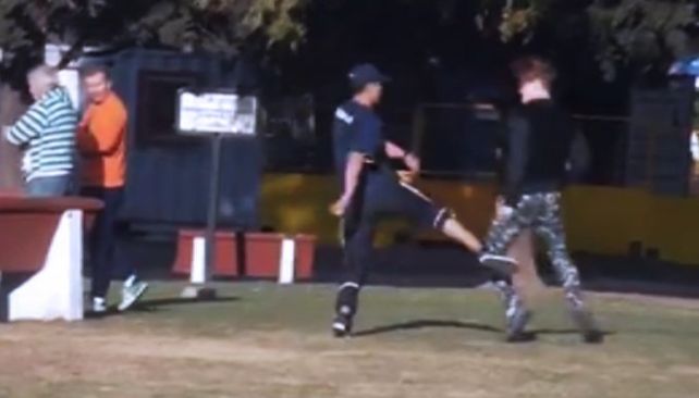 VIDEO: un joven youtuber insultó, enfrentó a un trapito y grabó todo