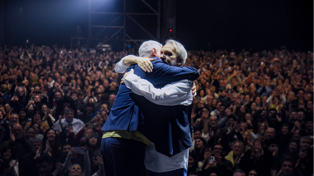 Abrazo del final. Dos amigos celebran el fin de otro encuentro mágico