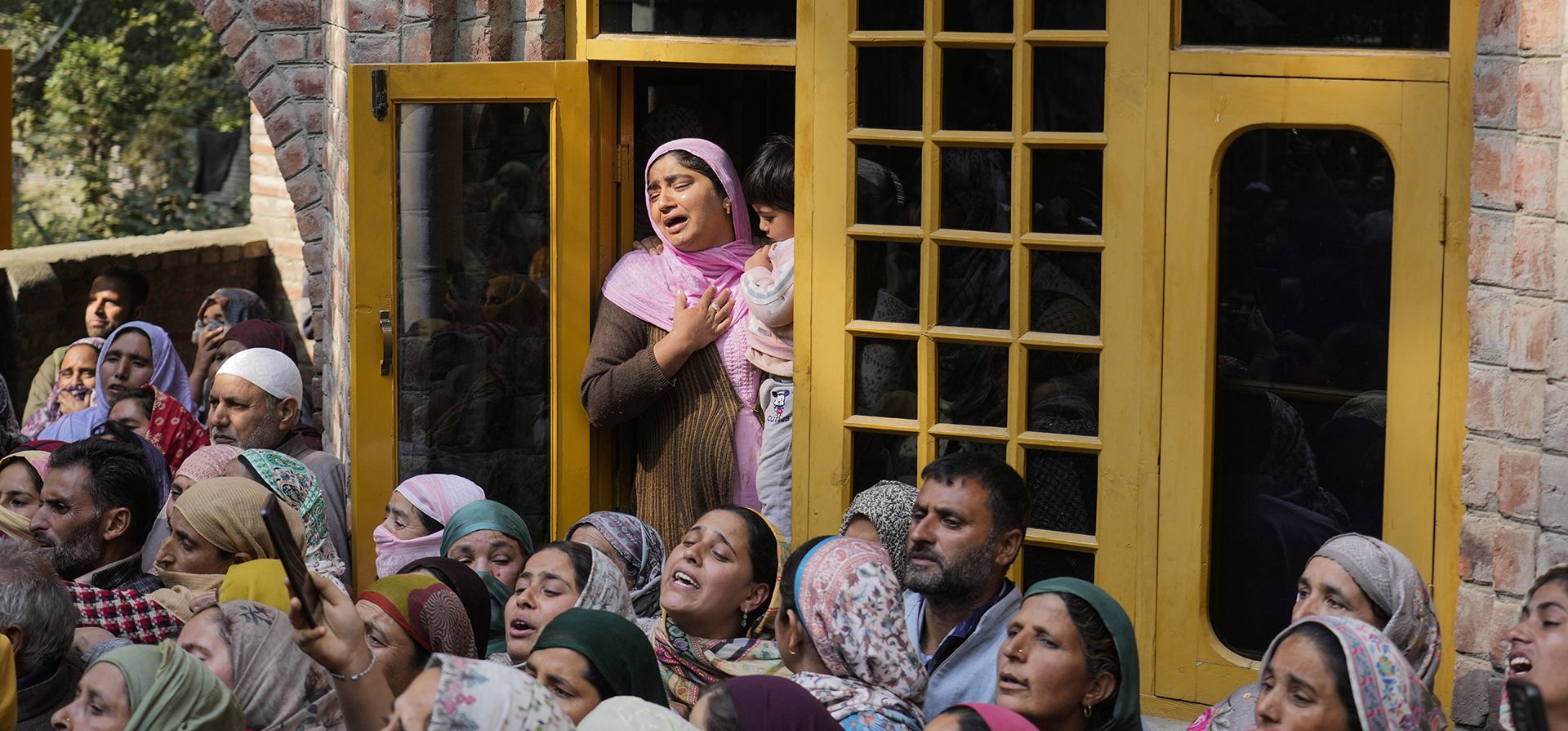 Familiares y vecinos lloran durante el funeral del médico de Cachemira Shahnawaz, quien se encontraba entre los muertos cuando hombres armados dispararon contra personas que trabajaban en un proyecto de túnel estratégico en la Cachemira controlada por la India, en la aldea de Nadigam, al suroeste de Srinagar, el lunes 21 de octubre de 2024. (Foto AP/Mukhtar Khan) Familiares y vecinos lloran durante el funeral del médico de Cachemira Shahnawaz, quien se encontraba entre los muertos cuando hombres armados dispararon contra personas que trabajaban en un proyecto de túnel estratégico en la Cachemira controlada por la India, en la aldea de Nadigam, al suroeste de Srinagar, el lunes 21 de octubre de 2024. (Foto AP/Mukhtar Khan)