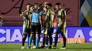 Todo Central el protestó a Echenique tras el gol de Javier Toledo que puso el 1 a 1.