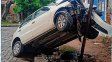 Una joven chocó contra una estructura metálica y el auto quedó sobre una boca de tormenta