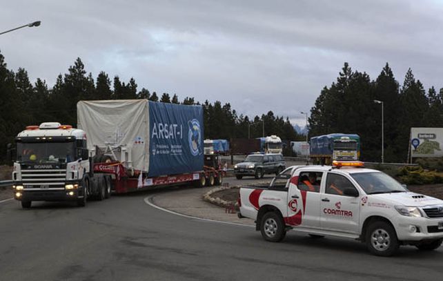 El camión que traslada el satélite Arsat-1 llega al aeropuerto de San Carlos de Bariloche. (Foto: NA)