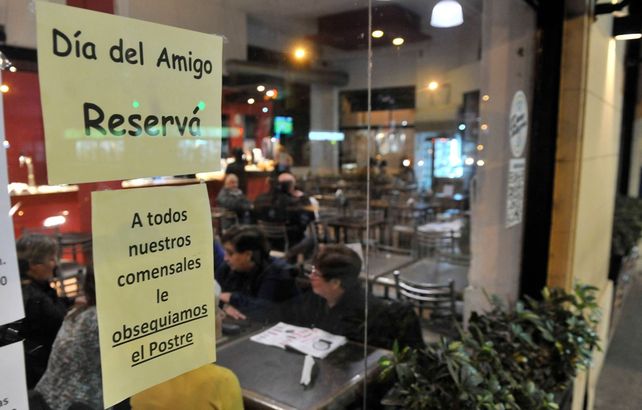 Los bares y restaurantes de Rosario buscan las maneras de atraer clientes para el Día del Amigo.