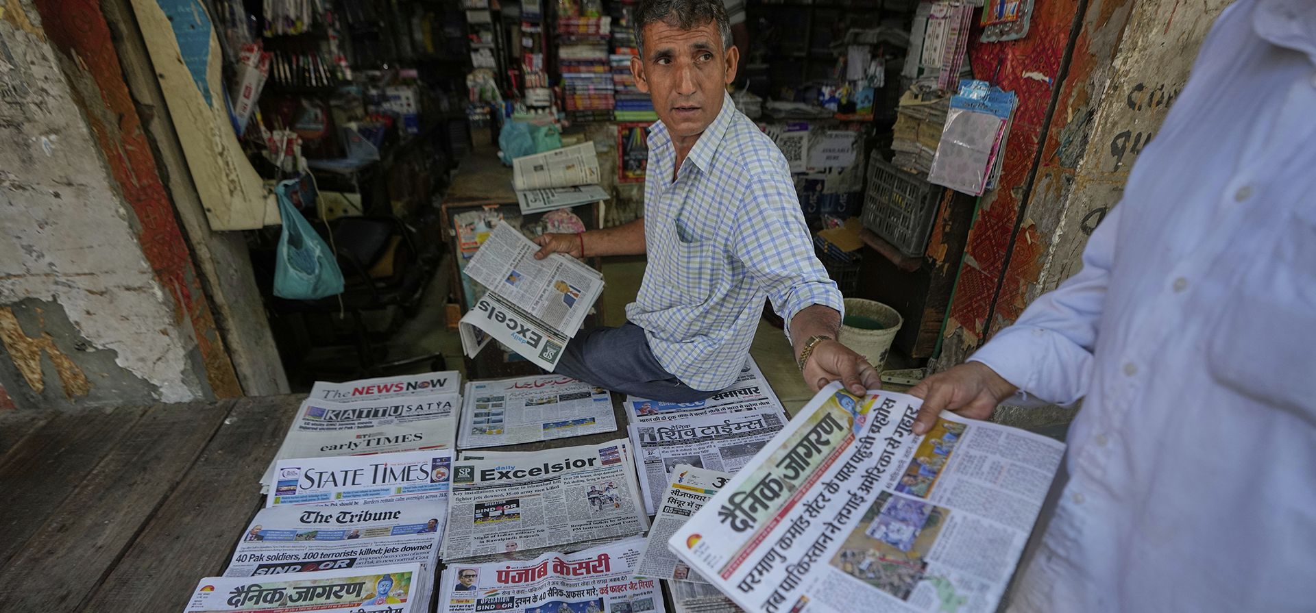 Un vendedor vende periódicos después de que India Pakistán reportara que no hubo incidentes de tiroteos durante la noche en RS Pura, a lo largo de la frontera internacional con India, el lunes 12 de mayo de 2025. (Foto AP/Channi Anand) Un vendedor vende periódicos después de que India Pakistán reportara que no hubo incidentes de tiroteos durante la noche en RS Pura, a lo largo de la frontera internacional con India, el lunes 12 de mayo de 2025. (Foto AP/Channi Anand)