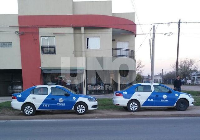 Aberrante: delincuente asaltó un comercio armado y dejo a su hija de tres años esperándolo