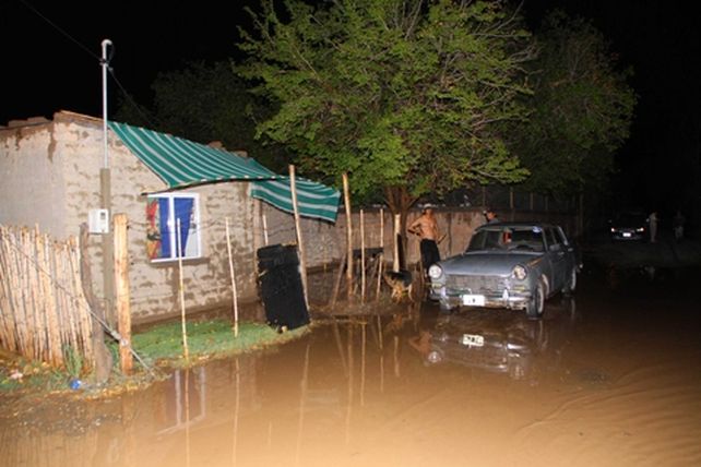 La cantidad de evacuados por las severas inundaciones en la provincia de San Juan ascendía esta mañana a “más de 2.000”. (Foto: NA)