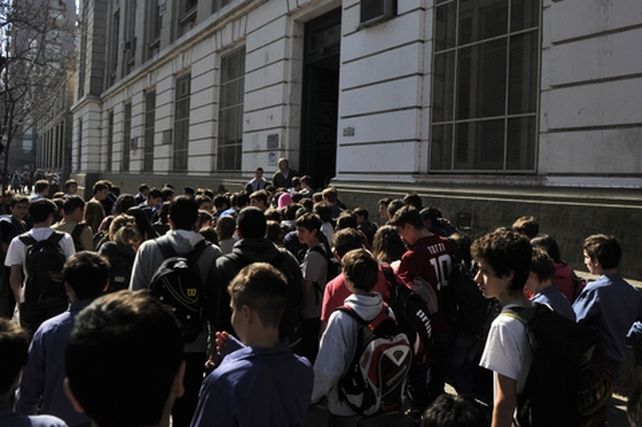 todos afuera. Los alumnos del Politécnico evacuando el lugar. El colegio lidera el ranking de amenazas truchas.