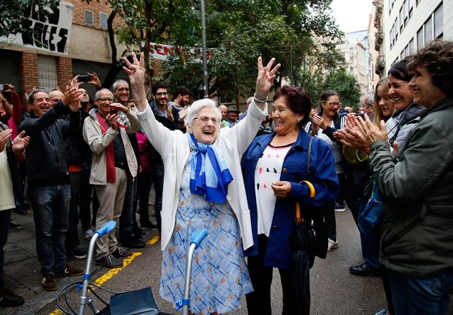 Convicción. Ni el paso de los años ni una discapacidad ni el gobierno español la frustraron: ella votó igual.