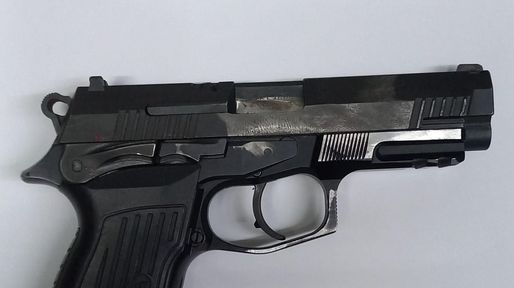 Roldán: el propietario de una casa denunció a su inquilino y la policía le encontró armas y drogas