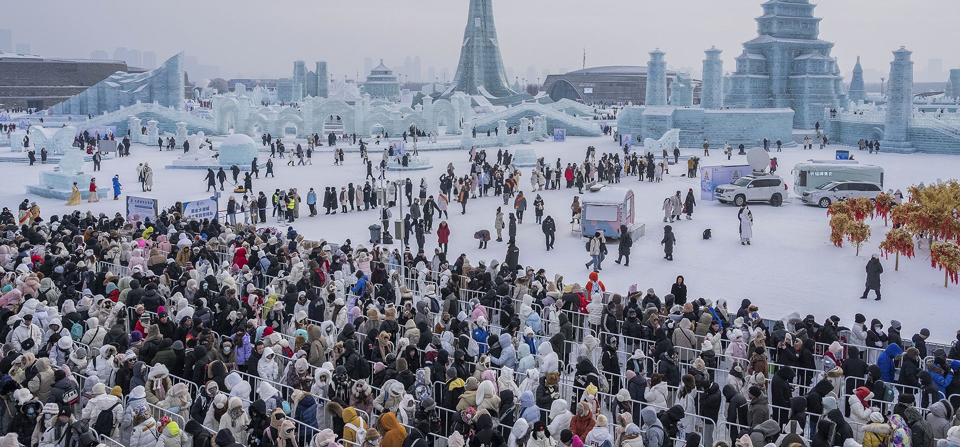 Turistas hacen fila para dar un paseo en un tobogán de hielo en el Mundo de Hielo y Nieve de Harbin en Harbin, en la provincia de Heilongjiang, noreste de China. (Xie Jianfei/Xinhua vía AP) Turistas hacen fila para dar un paseo en un tobogán de hielo en el Mundo de Hielo y Nieve de Harbin en Harbin, en la provincia de Heilongjiang, noreste de China. (Xie Jianfei/Xinhua vía AP)