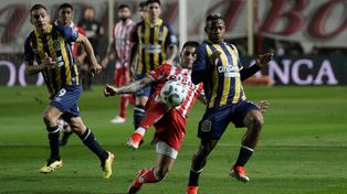 Jaminton Campaz intenta el desborde por izquierda, algo que no logró en todo el partido. Ruben los observa.