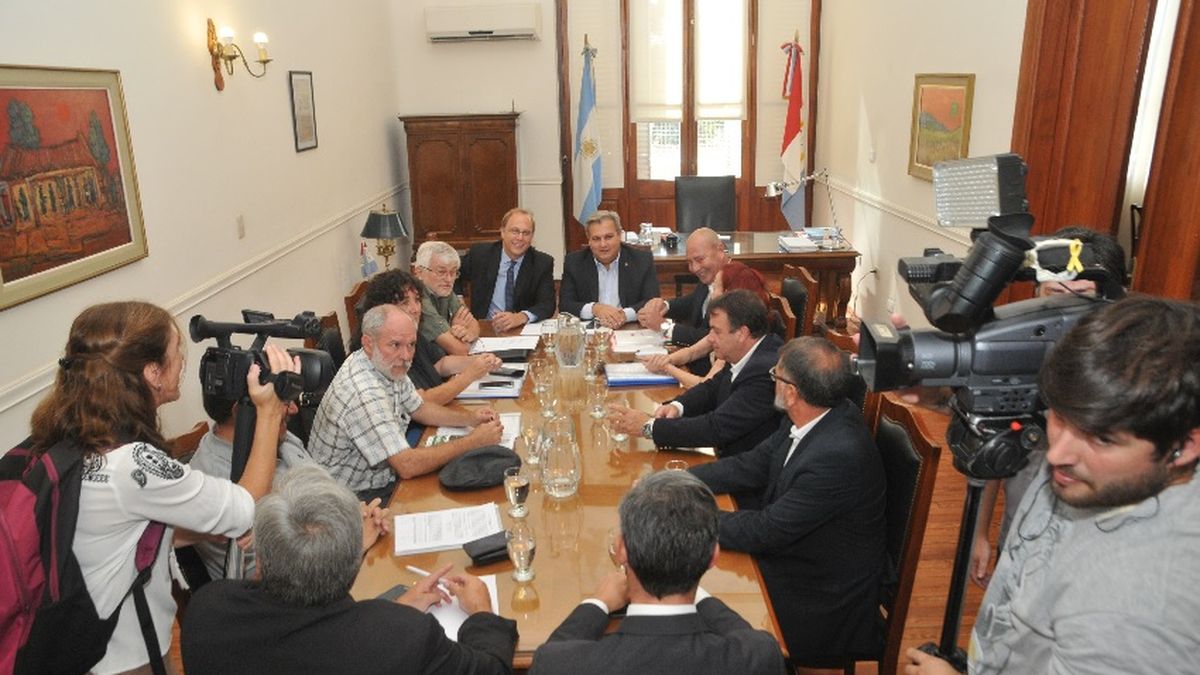 La provincia elevó a un 18 por ciento el aumento salarial a estatales y ...