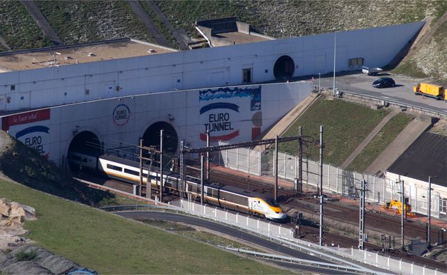 ¡Que pasen los trenes!. Dijo el presidente suizo Johann Schneider-Amman en las cuatro lenguas nacionales.