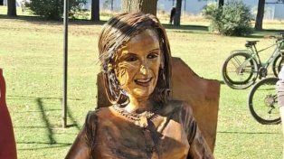 La escultura retocada.