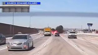 Video: una avioneta se estrelló contra una autopista y se prendió fuego