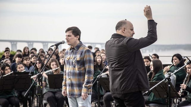 Nahuel Pennisi junto a la la Banda de Villa Hortensia. Foto: Secretaría de Cultura y Educación de la Municipalidad