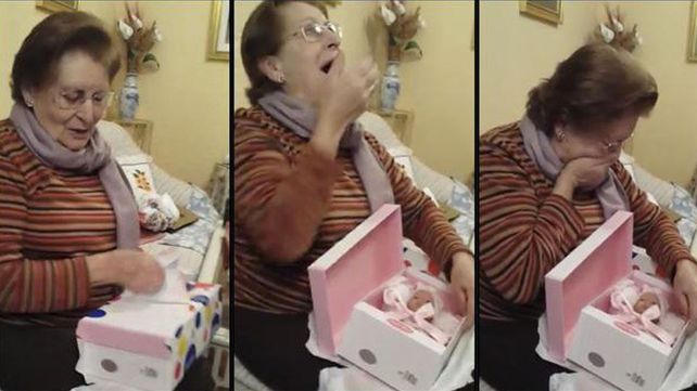 La emotiva reacción de una abuela que recibió de regalo una muñeca