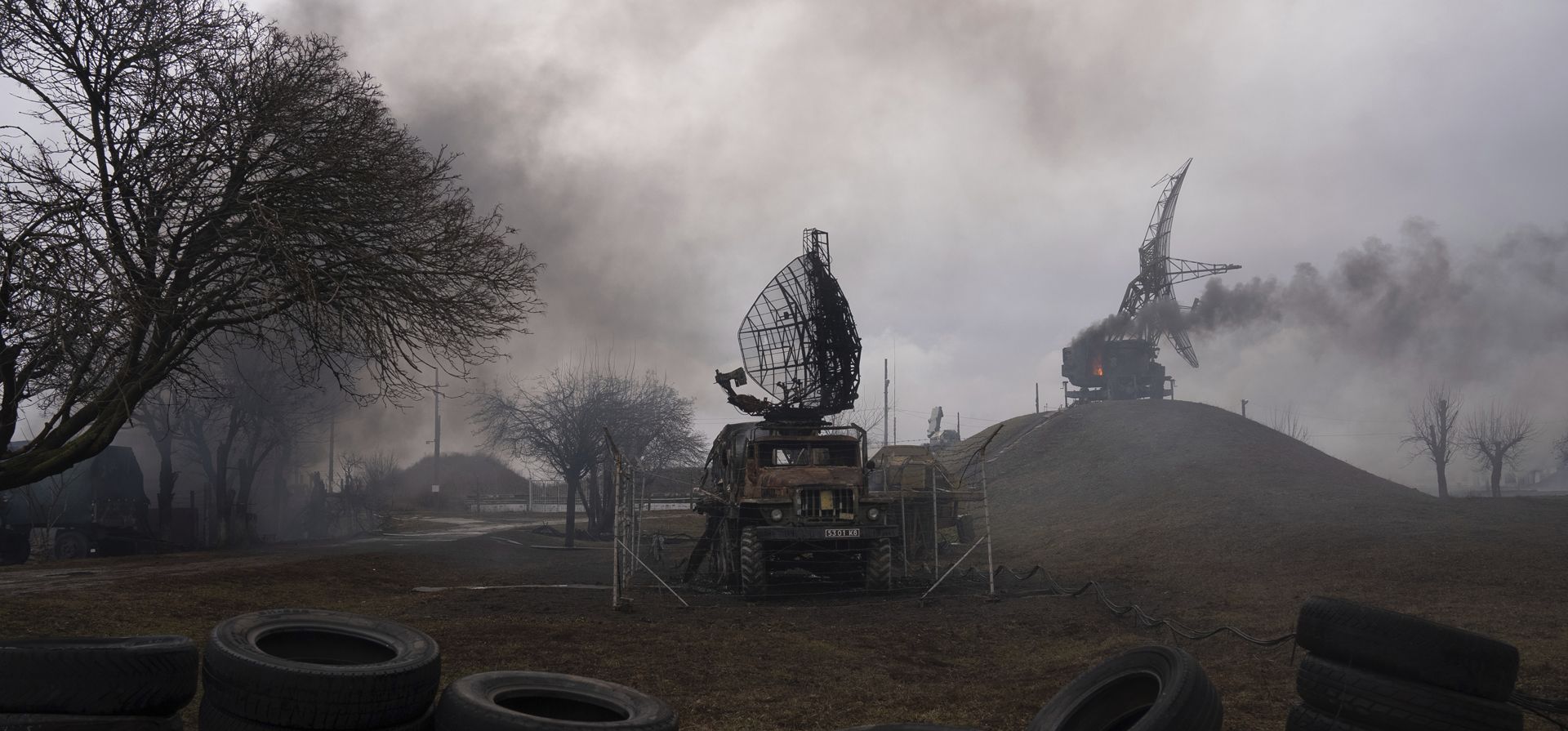 El humo se eleva desde una base de defensa aérea después de un aparente ataque ruso en Mariupol, Ucrania, el jueves 24 de febrero de 2022. Las tropas rusas lanzaron su ataque anticipado contra Ucrania.