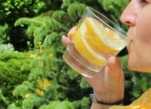 Mitos y verdades sobre los beneficios de incluir el agua con limón en la dieta