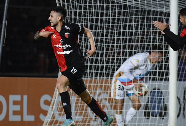 Tomás Sandoval sigue agigantando su marca goleadora en Colón