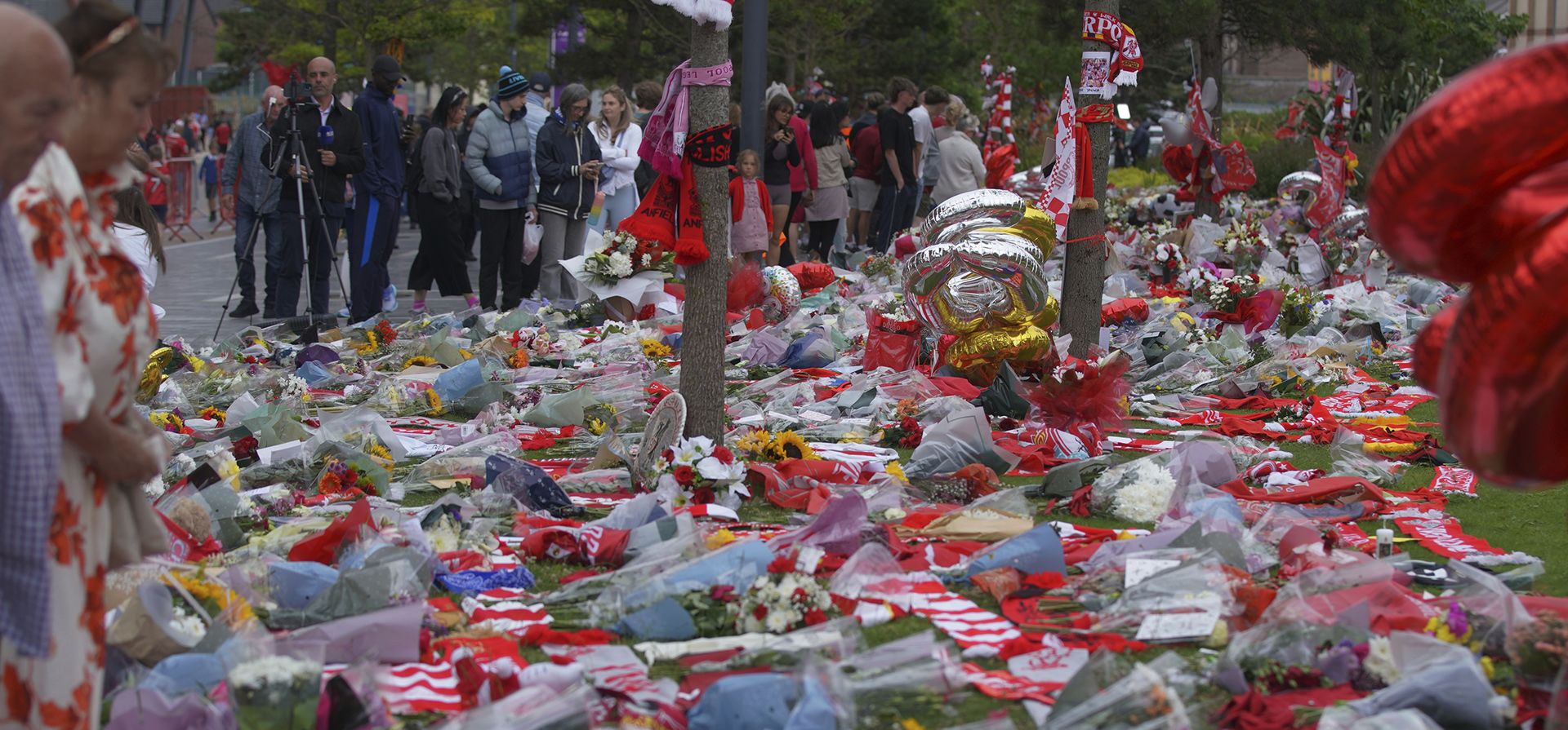 Los aficionados al fútbol dejan tributos en memoria del jugador del Liverpool Diogo Jota en el estadio Anfield, sede del Liverpool FC en Liverpool, el viernes 4 de julio de 2025. (Foto AP/Ian Hodgson) Los aficionados al fútbol dejan tributos en memoria del jugador del Liverpool Diogo Jota en el estadio Anfield, sede del Liverpool FC en Liverpool, el viernes 4 de julio de 2025. (Foto AP/Ian Hodgson)