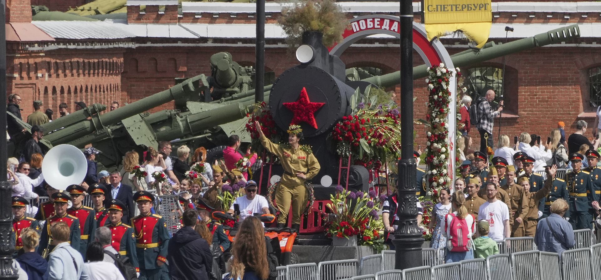 Una procesión festiva pasa por el Museo de Artillería durante las celebraciones del Día de Rusia en San Petersburgo, Rusia, el jueves 12 de junio de 2025. (Foto AP/Dmitri Lovetsky) Una procesión festiva pasa por el Museo de Artillería durante las celebraciones del Día de Rusia en San Petersburgo, Rusia, el jueves 12 de junio de 2025. (Foto AP/Dmitri Lovetsky)