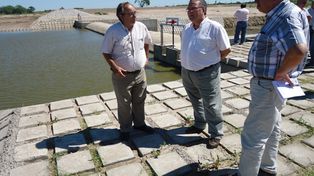 Comenzaron a remover el terraplén que obstruye el paso del Salado