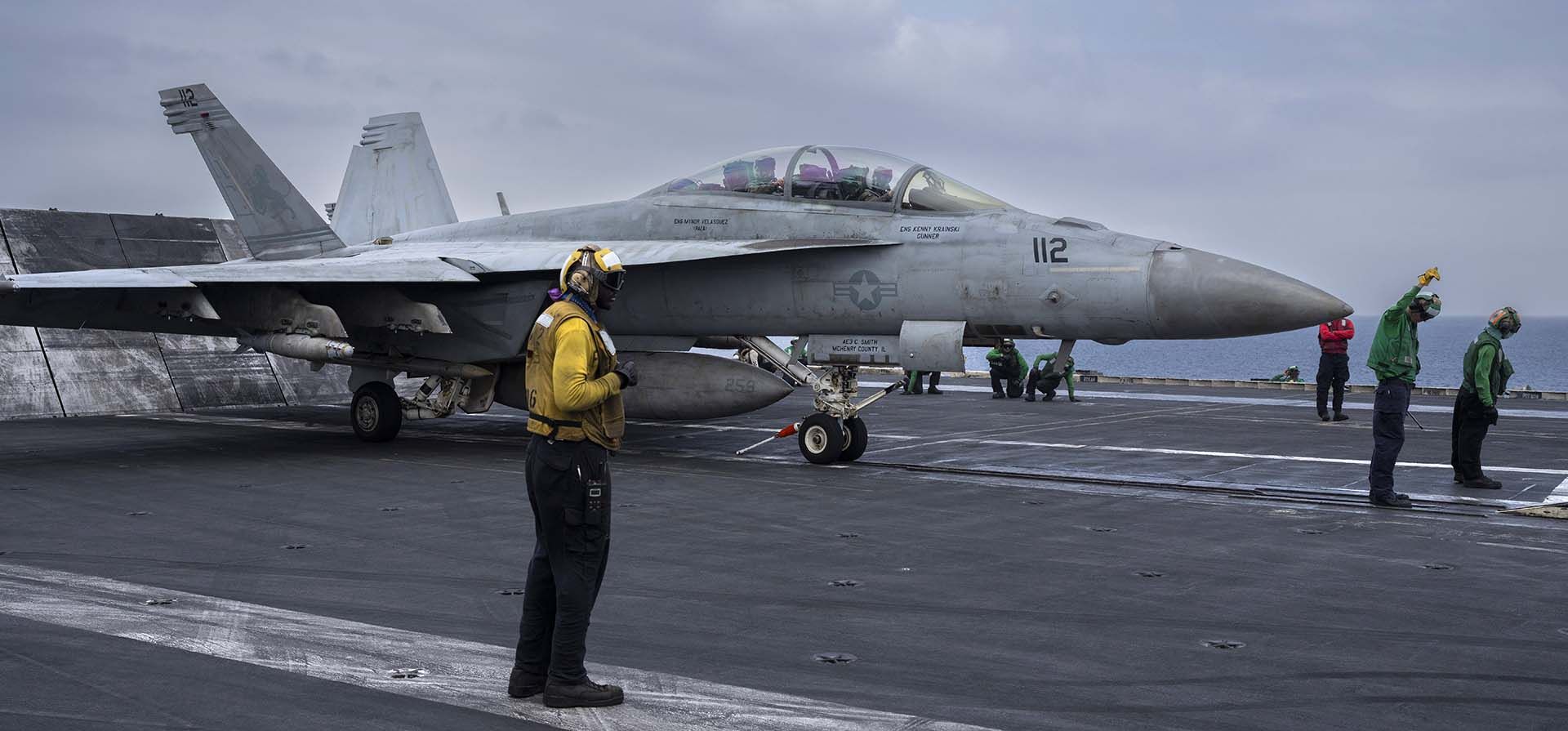 El avión de combate F/A-18F Super Hornet despega del U.S.S. Portaaviones Dwight D. Eisenhower, también conocido como El avión de combate F/A-18F Super Hornet despega del U.S.S. Portaaviones Dwight D. Eisenhower, también conocido como