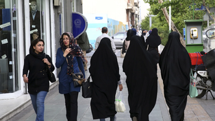 Una calle céntrica de Teherán en 2016. Las mujeres ortodoxas convivían con las que, aún respetando el velo, se maquillaban y vestían con pantalones.