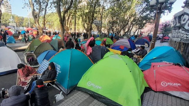 El Polo Obrero y la Unidad Piquetera llevan adelante un acampe frente a la Gobernación por trabajo y ayuda alimentaria.