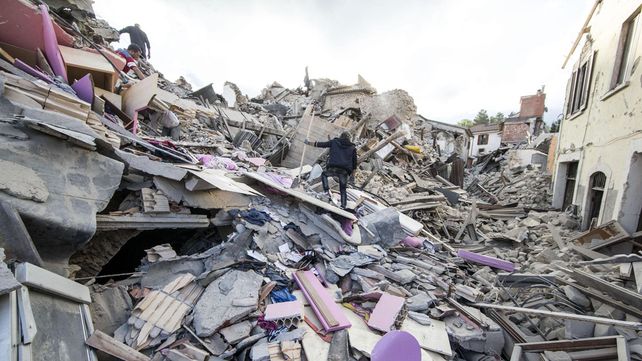 Ascienden a 120 los muertos por el devastador terremoto en el centro de Italia