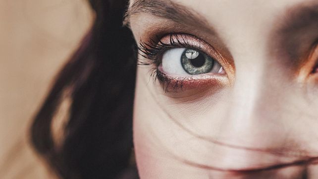 Esto es lo que tus ojos dicen sobre tus emociones ocultas