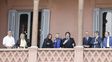Milei saludó e hizo un six-seven desde el balcón de Casa Rosada antes de encabezar la reunión de Gabinete