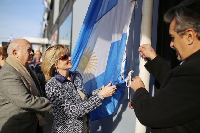 Vestida de celeste y blanco, Facundo Zuviría conmemora el Día de la Bandera