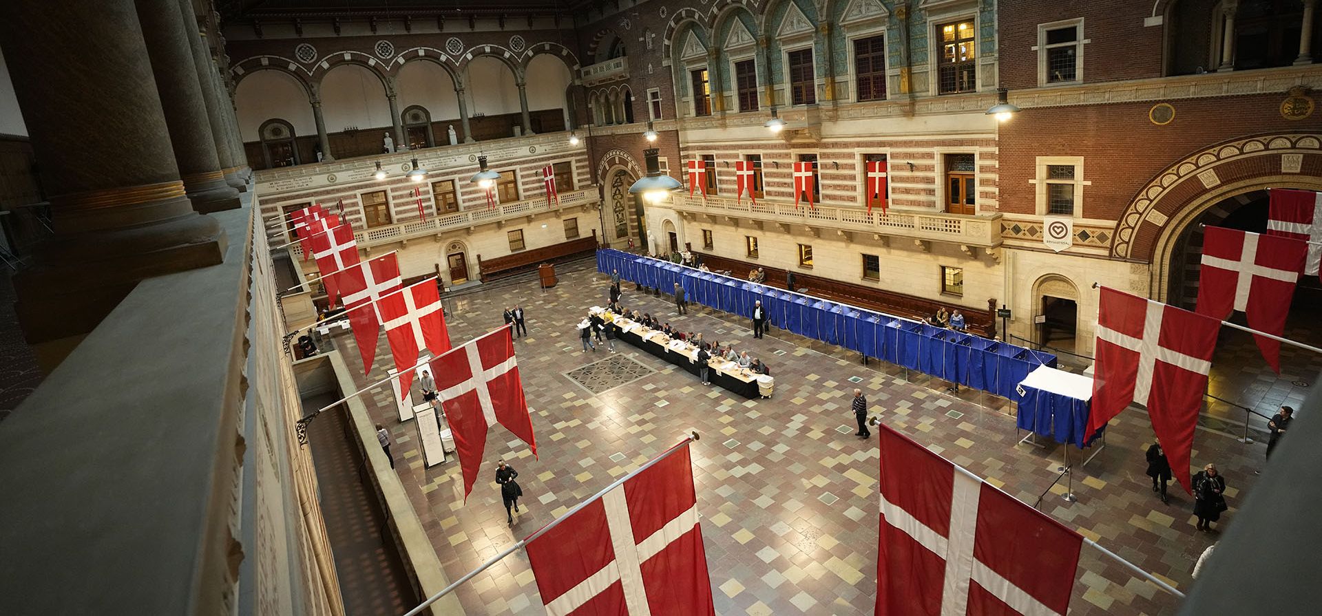 Una vista de una mesa de votación en el Ayuntamiento de Copenhague, Dinamarca, el martes 1 de noviembre de 2022. Se espera que las elecciones de Dinamarca el martes cambien su panorama político, con nuevos partidos que esperan ingresar al parlamento y otros viendo cómo disminuye su apoyo.