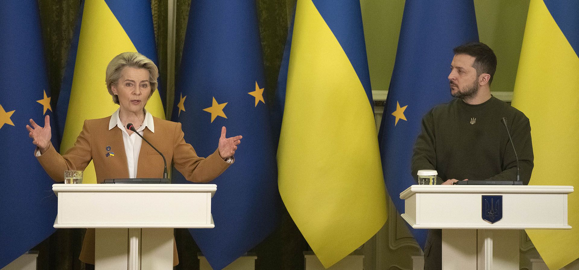 El presidente de Ucrania, Volodymyr Zelenskyy, y la presidenta de la Comisión Europea, Ursula von der Leyen, asisten a la cumbre UE-Ucrania en Kyiv, Ucrania, el jueves 2 de febrero de 2023. (Foto AP/Efrem Lukatsky)