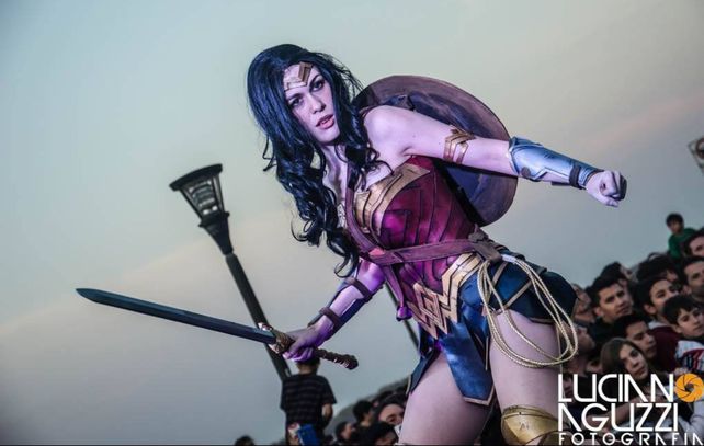 Lilia Adela Bolukalo Lemoine como la Mujer Maravilla en la Crack Bang Boom 2016.