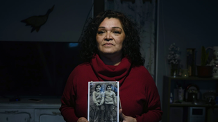 Cecilia Aguilar sostiene una foto de ella con su hermana Alicia, que tenía 6 años. La hermana de Cecilia fue asesinada el 18 de septiembre de 1973, cuando un grupo de soldados llegó a la plaza donde jugaban. Cecilia se salvó porque corrió, pero luego fue encontrada por un soldado que le aplicó “la ley de escape”: le dijo que corriera mientras contaba hasta 30. “Si te atrapo, te disparo y te mato”.