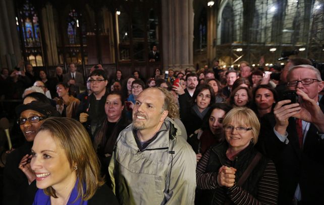 Fieles católicos esperan el nombramiento en la catedral Saint Patrick neoyorquina.