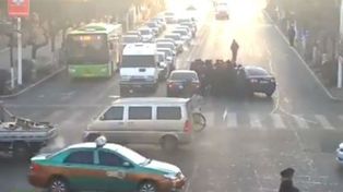 El momento del rescate de una mujer que fue arrollada por un auto