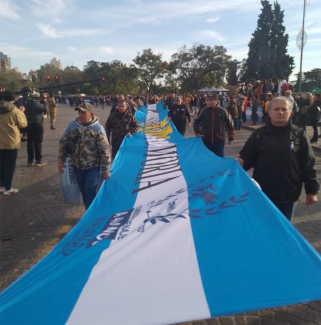Los ex combatientes de Malvinas abrieron el desfile frente al Monumento a la Bandera. 