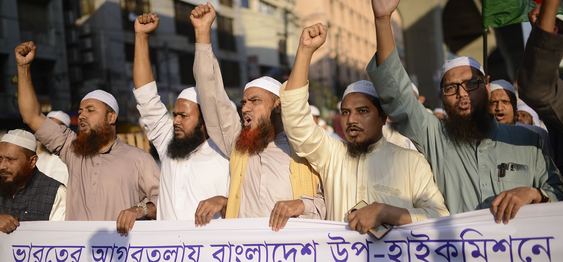 Miembros de Islami Andolan Bangladesh gritan consignas durante una protesta después de que un grupo de hindúes en Agartala, la capital del estado de Tripura, en el noreste de la India, irrumpiera en una oficina del consulado de Bangladesh, en Dhaka, Bangladesh, el martes 3 de diciembre de 2024. (Foto AP/Mahmud Hossain Opu) Miembros de Islami Andolan Bangladesh gritan consignas durante una protesta después de que un grupo de hindúes en Agartala, la capital del estado de Tripura, en el noreste de la India, irrumpiera en una oficina del consulado de Bangladesh, en Dhaka, Bangladesh, el martes 3 de diciembre de 2024. (Foto AP/Mahmud Hossain Opu)