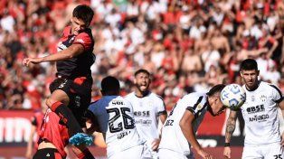 Tomás Jacob ya conectó de cabeza pero con poca dirección. Newells perdió frente a su público.