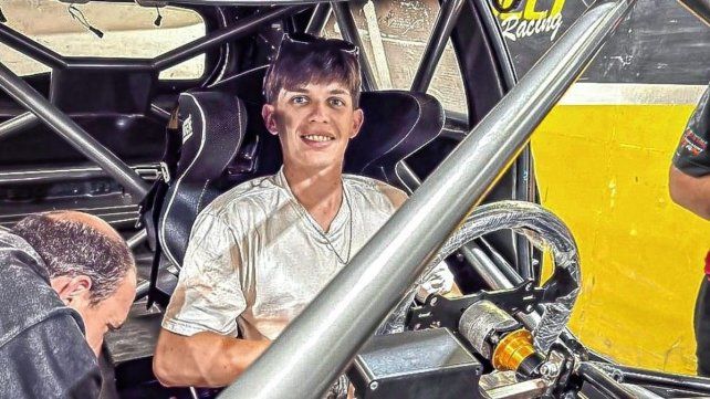 Exequiel Bastidas se probó la butaca del Etios en el taller de Rosario